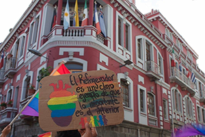 an image of a sign in Spanish in favor of equal rights for LGBTQ+ individuals
